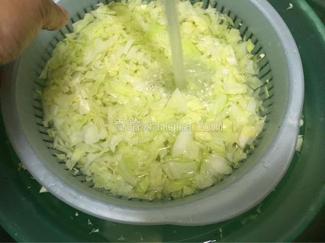 將菜切碎,在開开水里煮一下,撈起,再冲凉水。