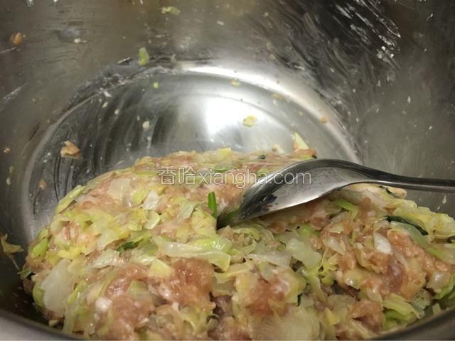 放所有調料放下和肉菜拌均勻備用。