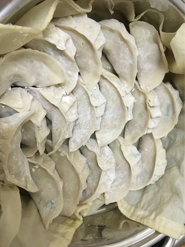 包好后,開水放下鍋蒸二十分鐘。