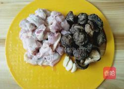 冬菇焖鸡的做法图解1