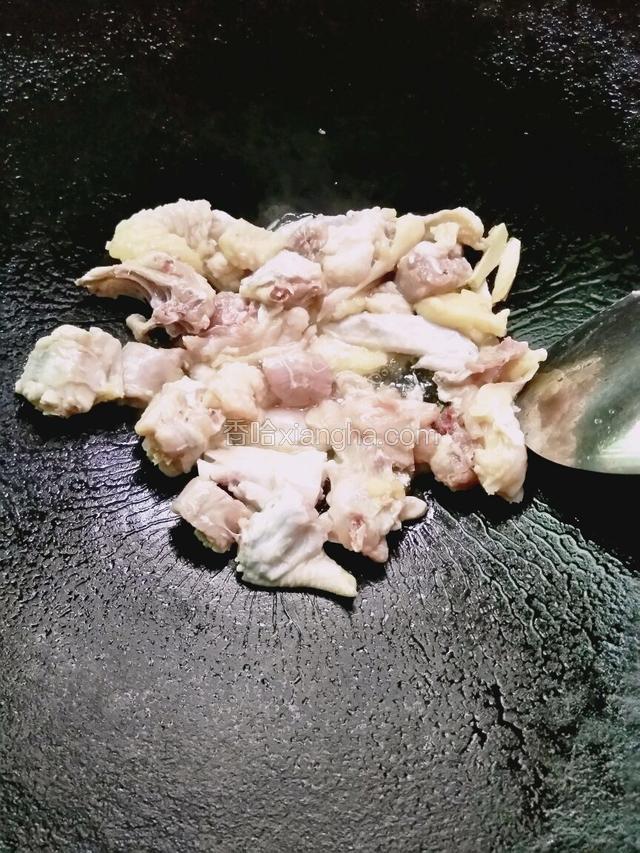 加入鸡肉煎香