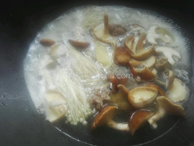 下入香菇和金针菇，调入适量盐和鸡精继续煮5分钟