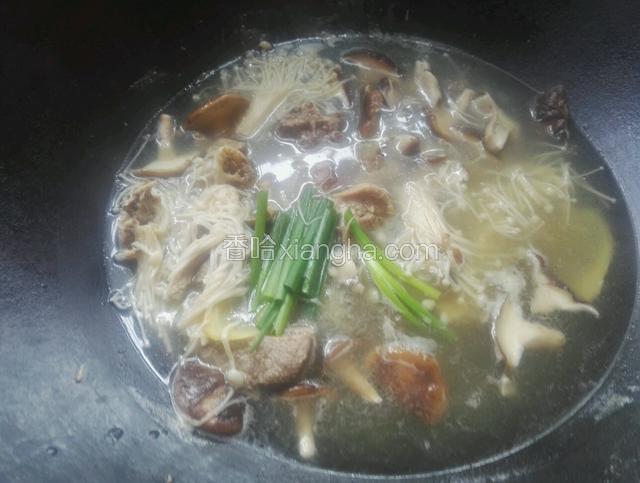 最后下入葱段即可