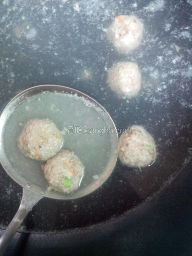 中小火煮丸子，锅里的水冒小泡，不要让丸子在锅里翻滚得太厉害，以免相互碰撞，影响美观，煮七八分钟捞起。