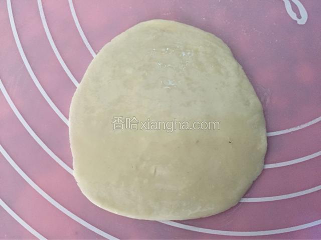 饺子皮一个擦油，边缘也要擦到