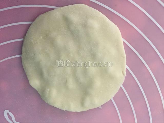 盖上另一个饺子皮用手按压平