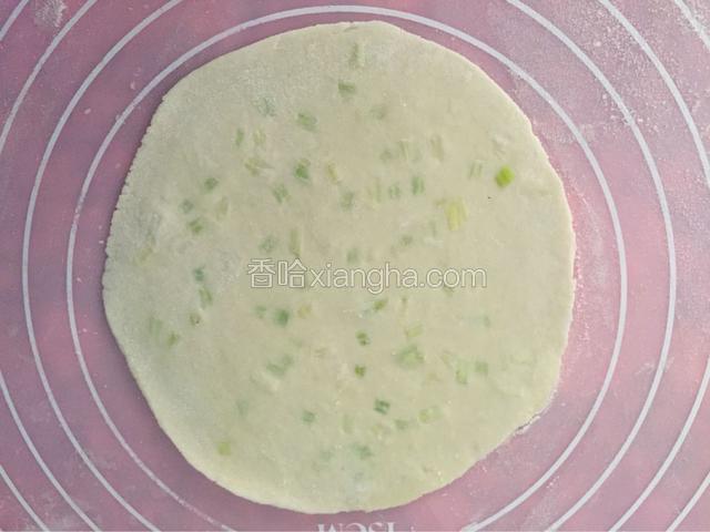 用擀面杖擀成薄饼