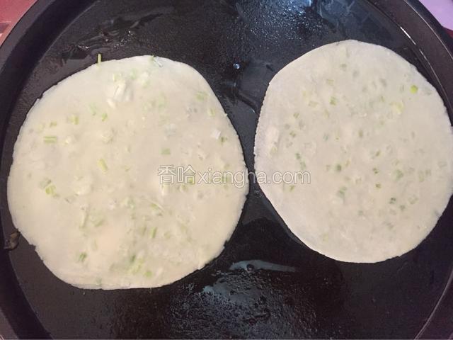 电饼铛预热，擦油，油热加入饺子皮煎至金黄翻至另一面