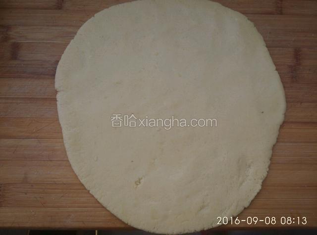 把面团擀成饼状，厚度约五毫米。