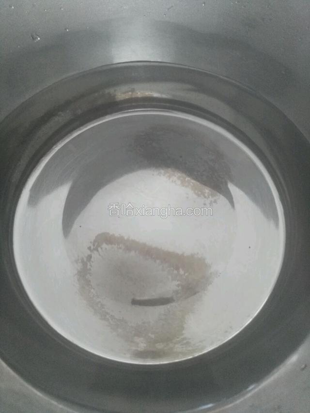 将酸奶机内胆用开水烫一分钟左右，