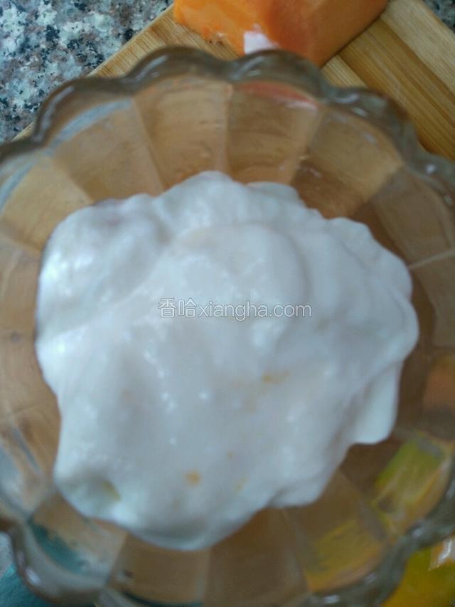 铺上一层酸奶
