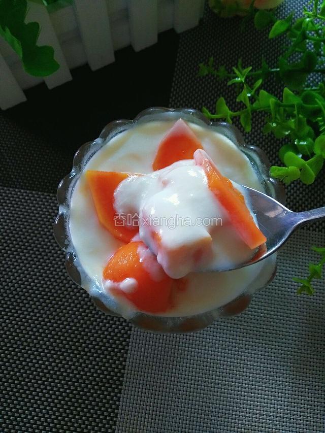 可以开吃啦，挖一口都是满满的木瓜