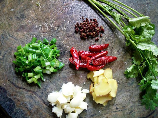 大蒜切碎，姜切片，葱切花，花椒粒一把，红辣椒冲洗下，香菜洗干净切段。