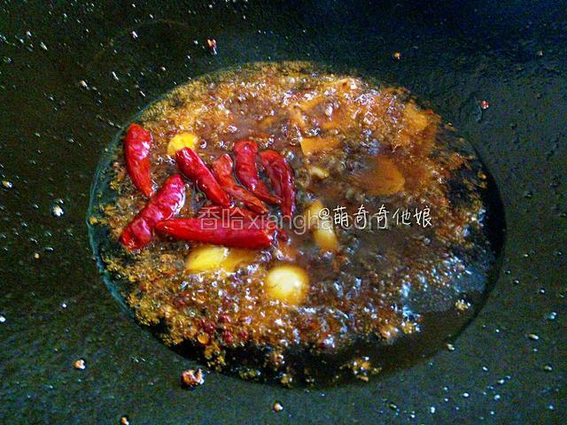 热锅倒油，比平时炒菜多点油，下姜蒜爆香后加一大勺的郫县豆瓣酱、花椒粒、干辣椒小火炒出红油。（我这里用的鱼料里的红油包）