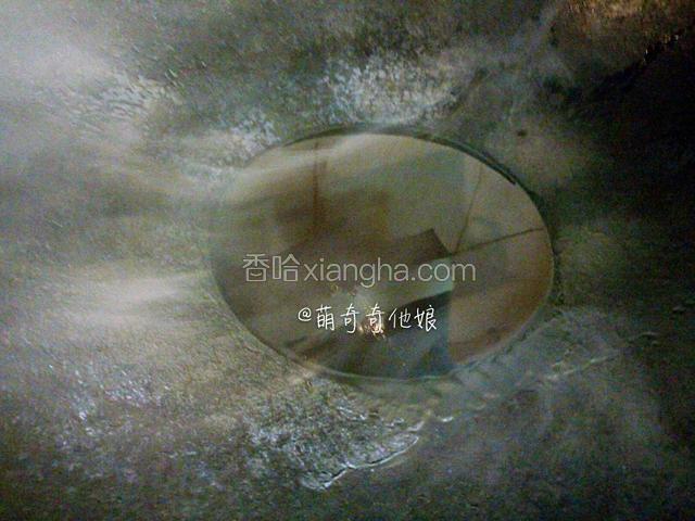 另起锅烧热少许菜籽油。（不吃太辣的可以省去烫辣椒这一步，直接撒葱花和花椒粉即可食用！）