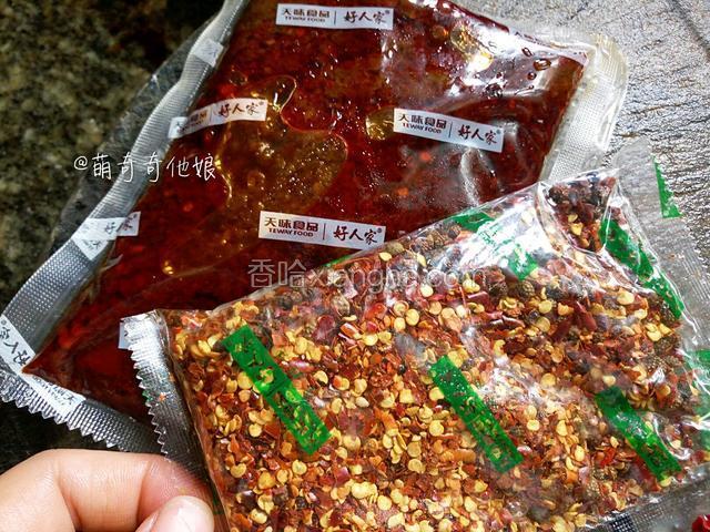 里面有三包料，分别是红油，干碟和腌料。没有鱼料包的我上面每一个步骤里也有说明。我家是有时候用鱼料有时候自己用豆瓣酱做！