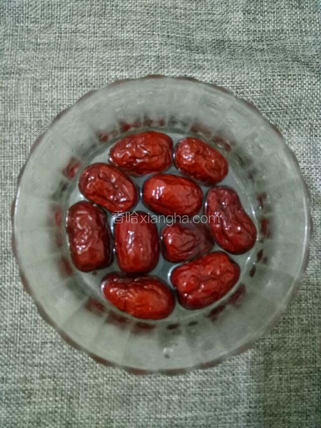 红枣提前浸泡一小时。