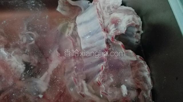 放到凉水里浸泡将血水拔出