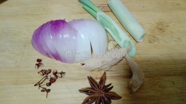 葱，洋葱，姜，八角，花椒，