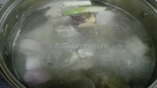 锅开撇去浮沫加入葱姜八角花椒倒上一勺白酒大火煮