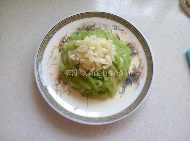 去掉多余的水份放入鸡精拌匀