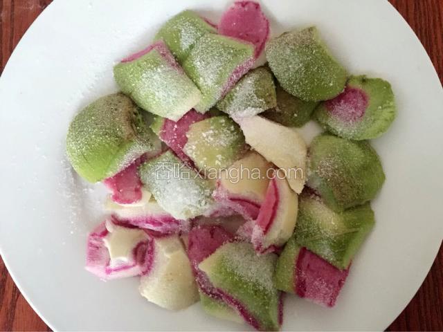 撒适量盐腌制半小时