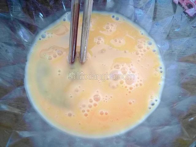 鸡蛋打散备用