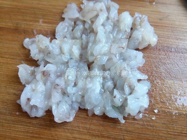 洗净，稍微剁几下，这样在吃的时候，还能咬到虾仁哦