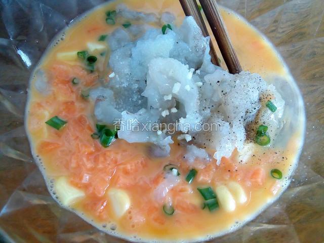 加盐，鸡精，胡椒粉，一点料酒去腥，一点清水