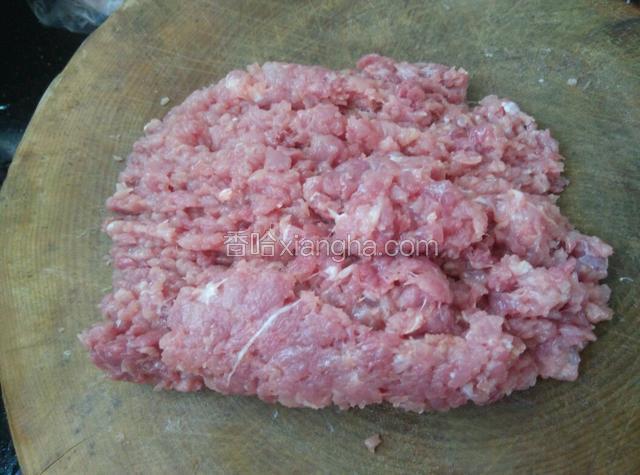 肉剁成馅。
