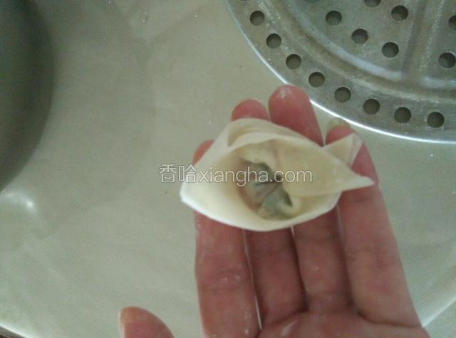再把三角形底下两个角沾点水粘上。