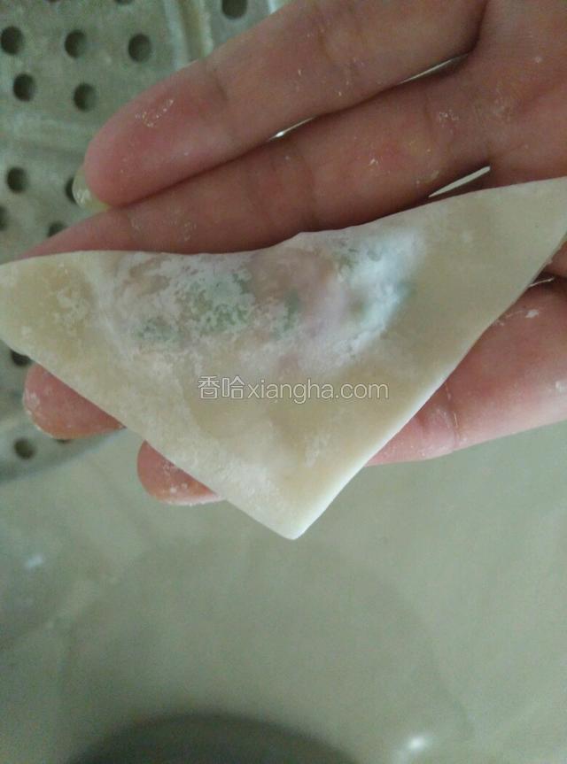 把抄手皮对角折好成三角形。