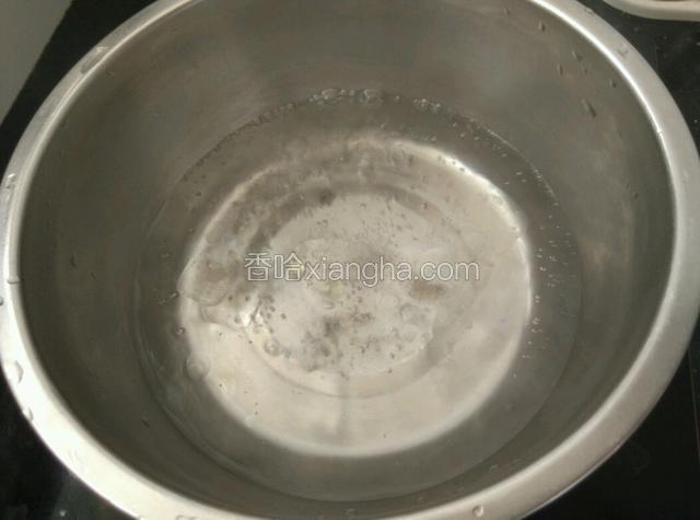 锅里水烧开，加适量盐、油。