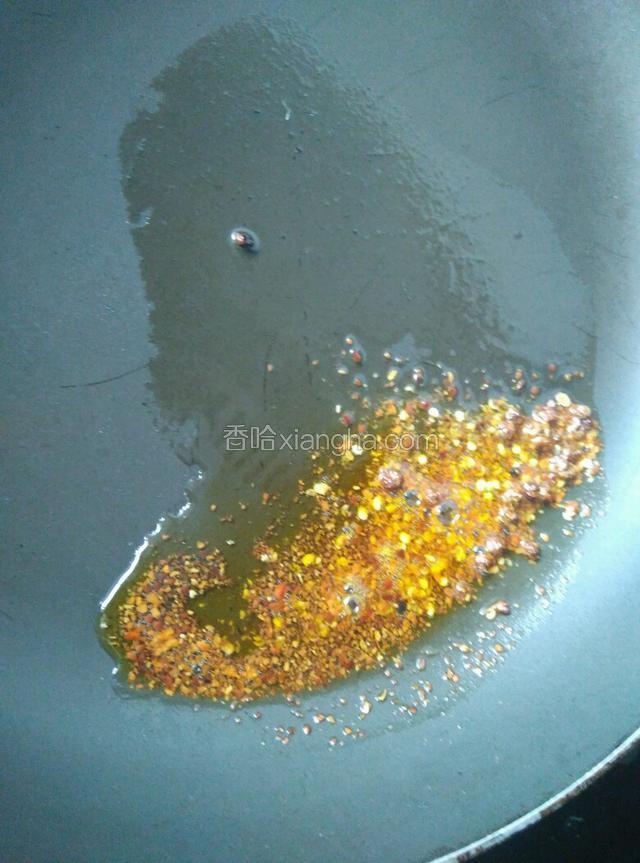 趁热倒入少许辣椒粉，油只有一点点，不要担心会炸焦，如油多要稍微凉一凉再放辣椒粉。