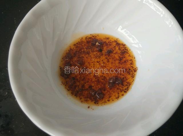 把麻辣油倒入碗中。