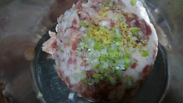 猪肉馅放葱姜碎，加入酱油，鸡精，香油顺时针搅拌