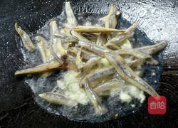 鱼干小炒水晶皮的做法图解5