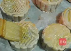 Red fruit bean paste mooncake recipe illustration 7