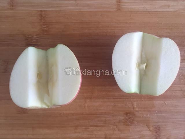 把苹果用盐水浸泡后从中切开去核