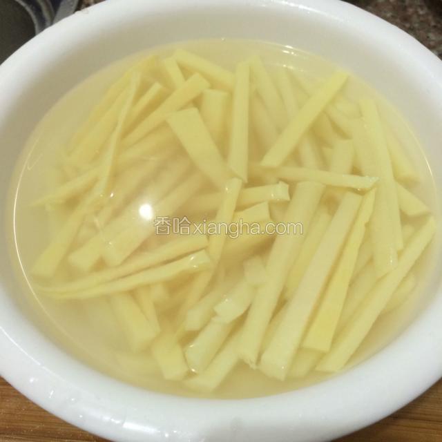 酸笋泡水片刻。