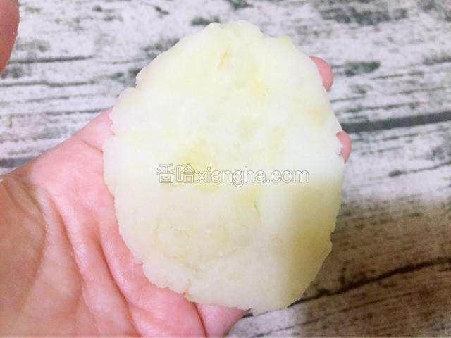 先取一些土豆泥揉圆按扁