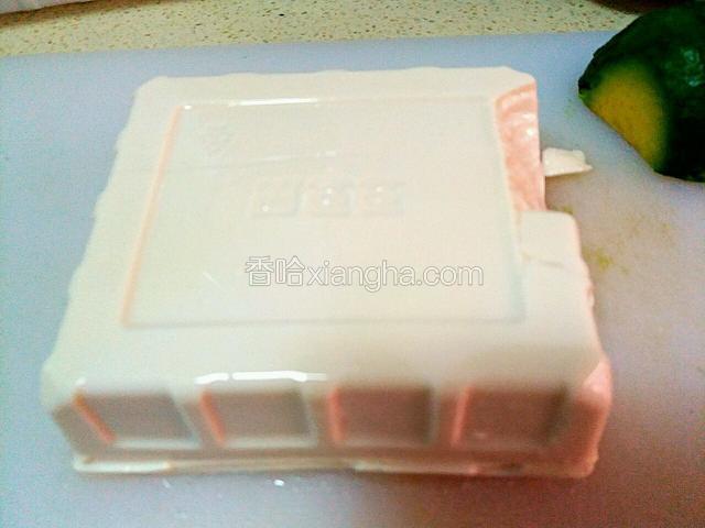 豆腐对半切开，再切片