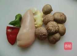 香菇炒鸡块的做法图解1