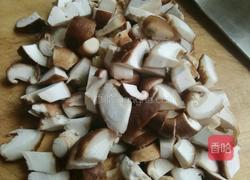 香菇炒鸡块的做法图解3