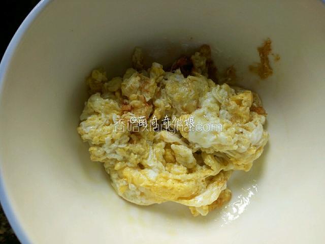 鸡蛋磕碗里打散，锅中加少许油滑炒盛出备用。