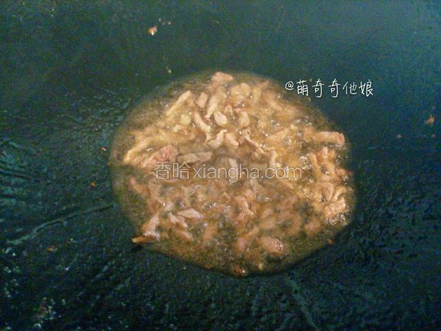 锅中倒少许油烧热，下猪肉翻炒至微黄。