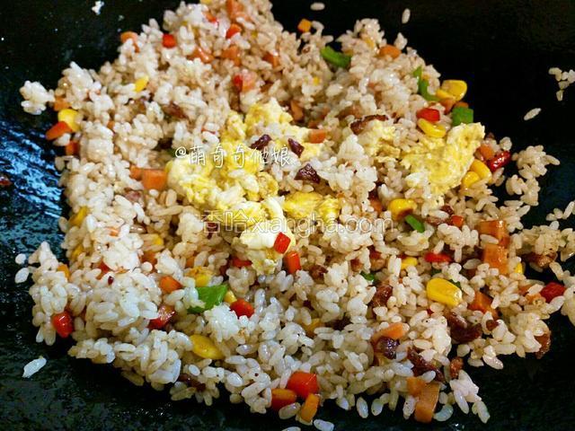 再加入鸡蛋炒匀后撒葱花即可关火。