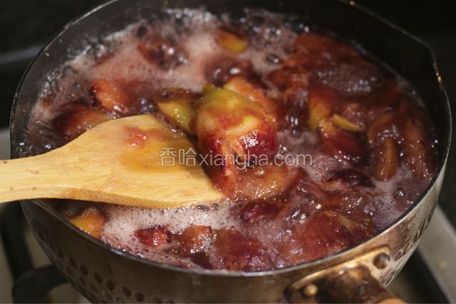 将所以食材放入锅中，小火加热至所有糖融化。中大火加热至沸腾，再转小火，不停搅拌，并按压无花果肉成泥。这个过程比较长，半个小时至一个小时。