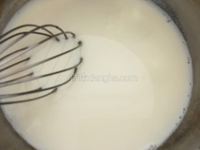 再加入白糖，小火变煮边用打蛋器搅拌均匀，拿出摊冷待用。