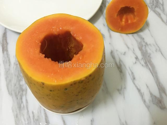 找个大小与木瓜底部差不多的碗固定好